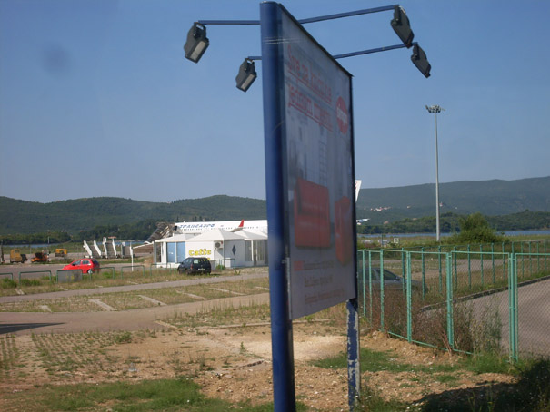 Bilbord i avion na Tivatskom aerodromu A.jpg